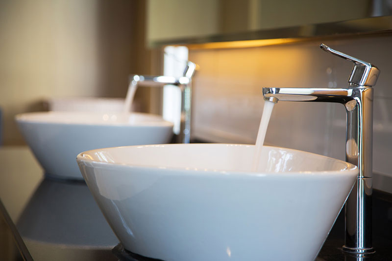 Pose de lavabo par A2dépannages pour une rénovation de salle de bains 