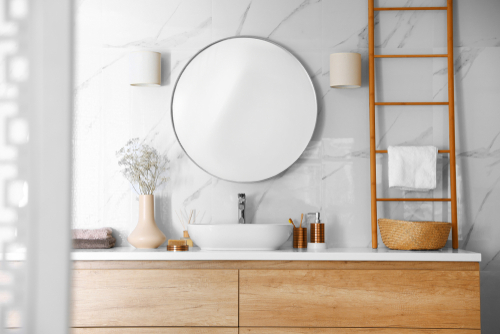 Poser un nouveau lavabo pour refaire sa salle de bains dans le 95